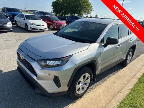 Used 2022 Toyota RAV4 LE AWD/4WD image 3