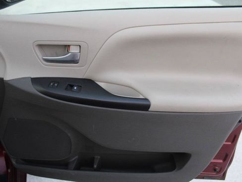 Used 2016 Toyota Sienna LE FWD image 12