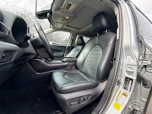 Used 2022 Toyota Highlander XLE image 22