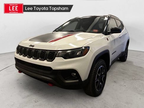 Used 2025 Jeep Compass Trailhawk AWD/4WD image 1