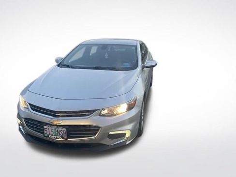 Used 2018 Chevrolet Malibu LT FWD image 2