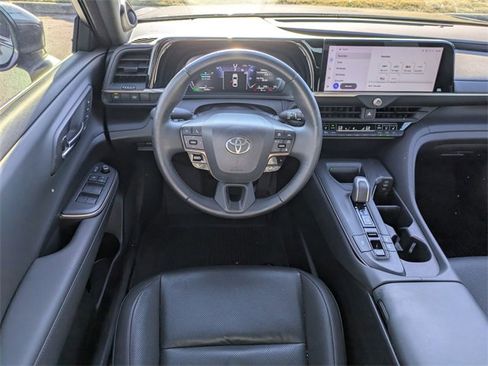 Used 2023 Toyota Crown Limited image 16