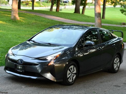 Used 2018 Toyota Prius Two image 3