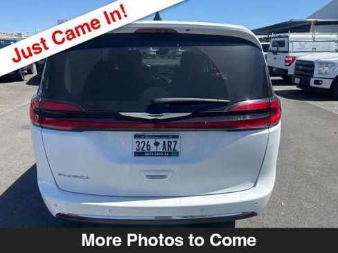 Used 2023 Chrysler Pacifica Touring-L FWD image 4