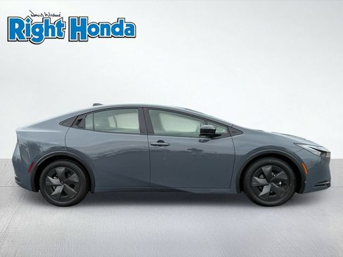 Used 2024 Toyota Prius LE FWD image 9