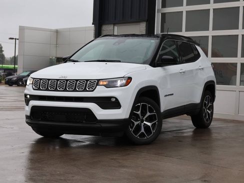Used 2025 Jeep Compass Limited AWD/4WD image 3