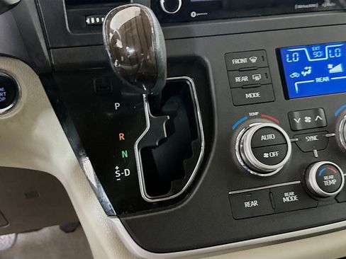 Used 2020 Toyota Sienna XLE FWD image 21