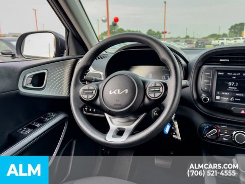 Used 2025 Kia Soul LX w/ LX Technology Package FWD image 12