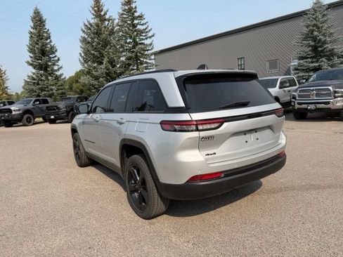 Used 2023 Jeep Grand Cherokee Altitude AWD/4WD image 14