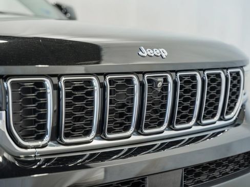 Used 2023 Jeep Grand Cherokee L Limited w/ Luxury Tech Group II AWD/4WD image 13