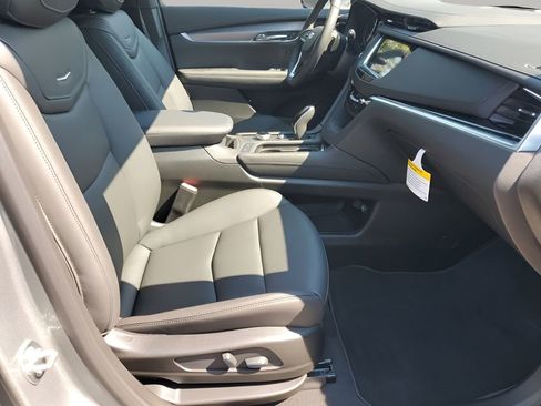 New 2025 Cadillac XT6 Luxury FWD image 18