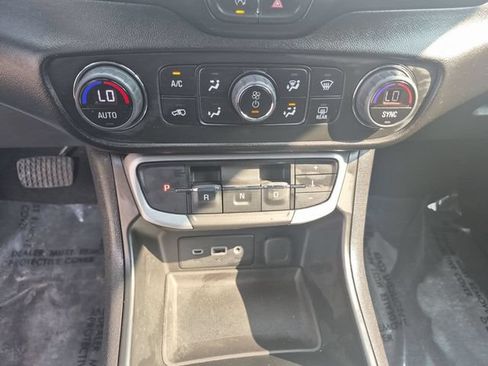 Used 2024 GMC Terrain SLE w/ Driver Convenience Package FWD image 22