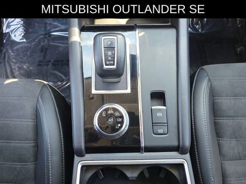 Used 2024 Mitsubishi Outlander SE Black Edition FWD image 28