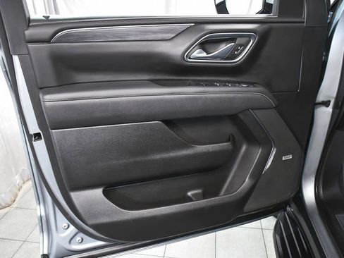 Used 2023 GMC Yukon XL SLT w/ SLT Premium Package AWD/4WD image 9
