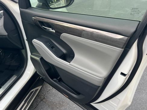 Used 2022 Toyota Highlander Platinum image 15