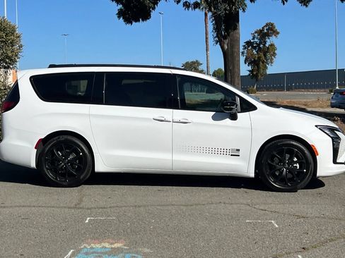 New 2027 Chrysler Pacifica Select FWD image 2