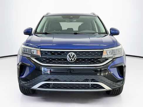 Used 2023 Volkswagen Taos SE w/ Panoramic Sunroof Package AWD/4WD image 2