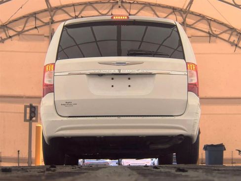 Used 2014 Chrysler Town & Country Touring FWD image 7