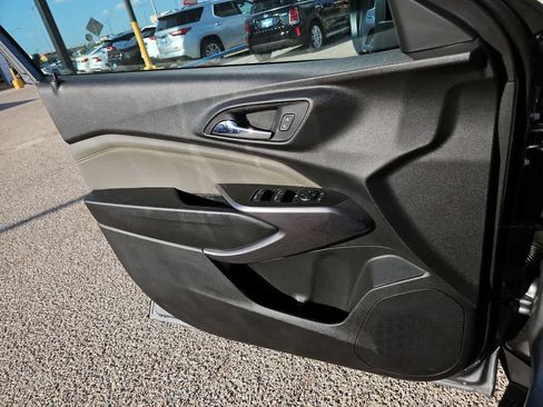 Used 2025 Chevrolet Trax ACTIV FWD image 21