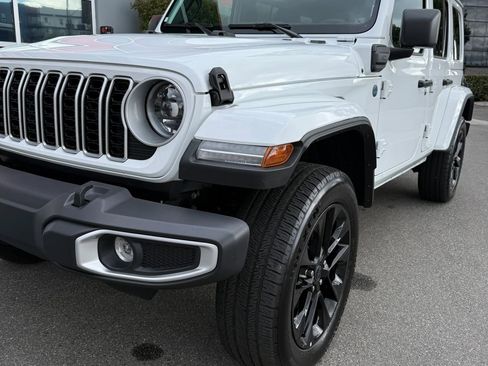 Used 2025 Jeep Wrangler Unlimited Sahara w/ Safety Group AWD/4WD image 8