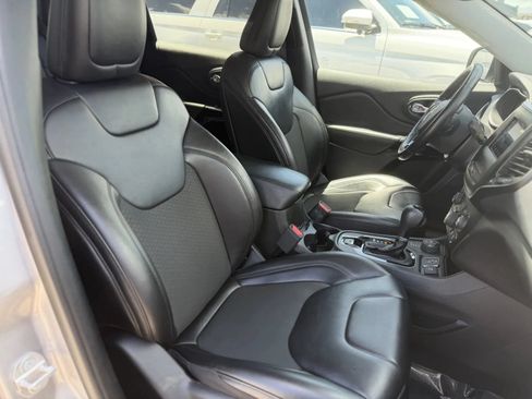 Used 2020 Jeep Cherokee Latitude Plus AWD/4WD image 19