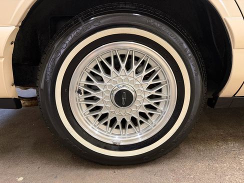 Used 1996 Lincoln Town Car Signature image 39