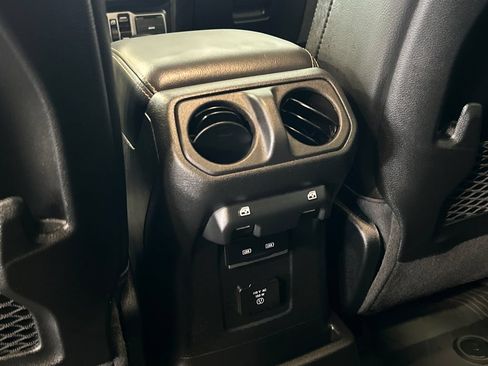 Used 2026 Jeep Wrangler Unlimited Sahara AWD/4WD image 27