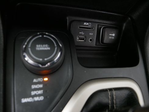 Used 2017 Jeep Cherokee Latitude w/ Safety/Convenience Group AWD/4WD image 29