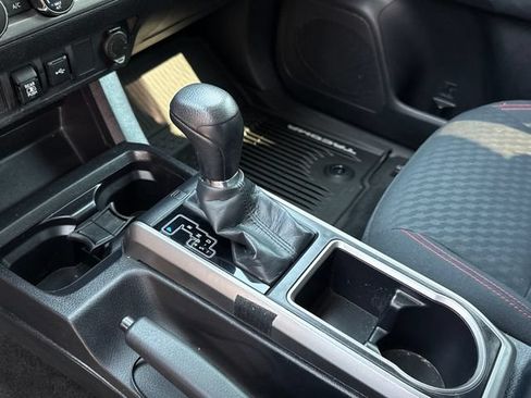 Used 2020 Toyota Tacoma SR5 AWD/4WD image 23