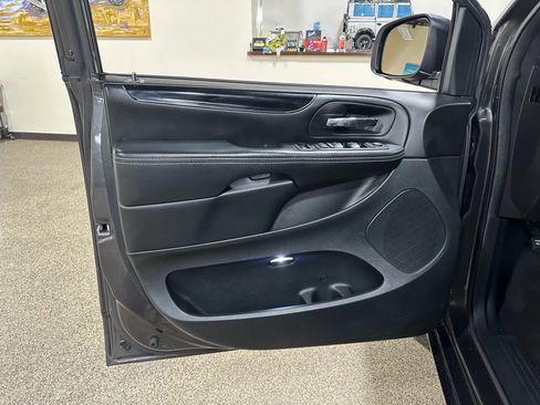 Used 2017 Dodge Grand Caravan SE image 15