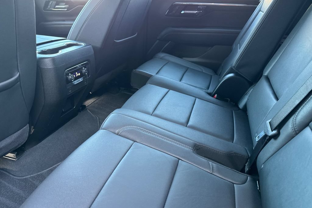 Used 2025 Chevrolet Suburban Z71 AWD/4WD image 13