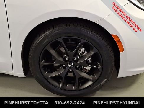 Used 2025 Chrysler Pacifica Limited image 9