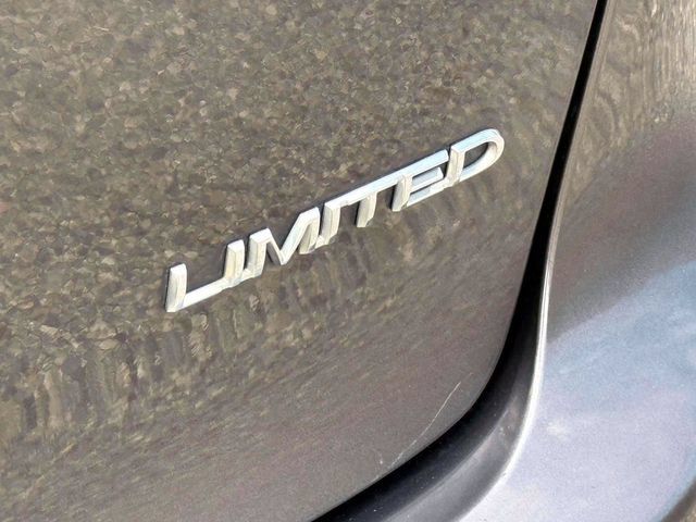 Used 2017 Chrysler Pacifica Limited w/ UConnect Theater Package FWD image 10