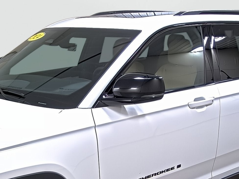 Used 2025 Jeep Grand Cherokee Limited w/ Black Appearance Package AWD/4WD image 8