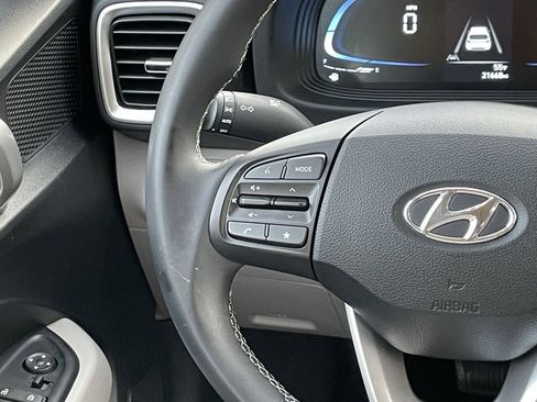 Used 2025 Hyundai Venue SEL image 13