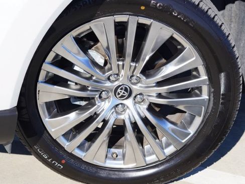 Used 2023 Toyota Venza XLE AWD/4WD image 13