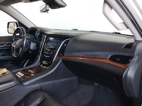 Used 2020 Cadillac Escalade ESV Luxury RWD image 11