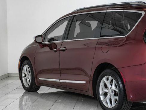 Used 2020 Chrysler Pacifica Limited image 52