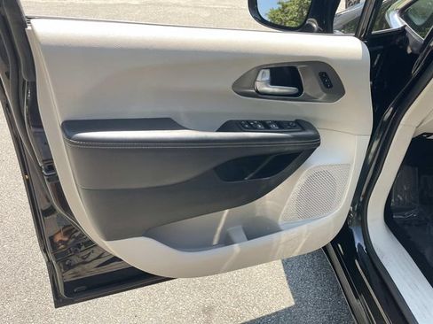 Used 2024 Chrysler Pacifica Touring-L FWD image 19