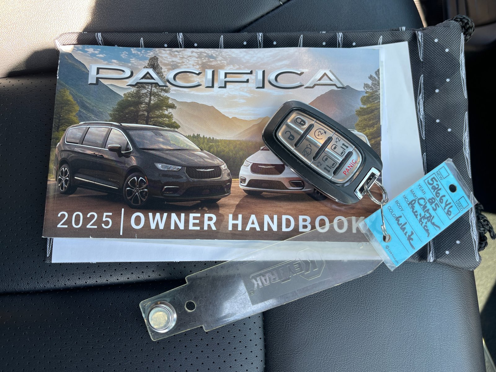 Used 2025 Chrysler Pacifica Select FWD image 10