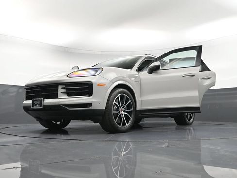 Certified 2026 Porsche Cayenne E-Hybrid AWD/4WD image 38