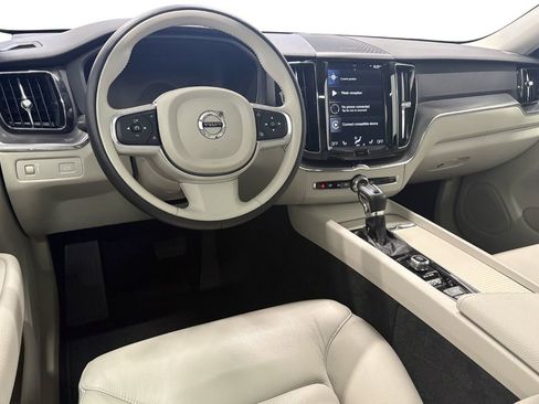 Used 2019 Volvo XC60 T5 Momentum w/ Multimedia Package AWD/4WD image 16