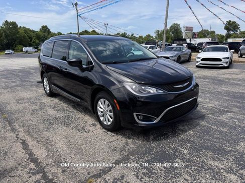 Used 2019 Chrysler Pacifica Touring-L FWD image 5