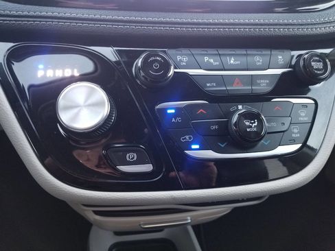 Certified 2024 Chrysler Pacifica Touring-L image 28