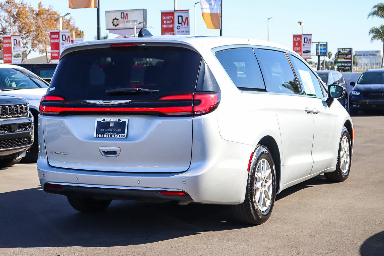 Used 2024 Chrysler Pacifica Touring-L FWD image 4