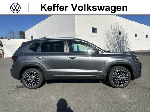 New 2026 Volkswagen Taos SE FWD image 6