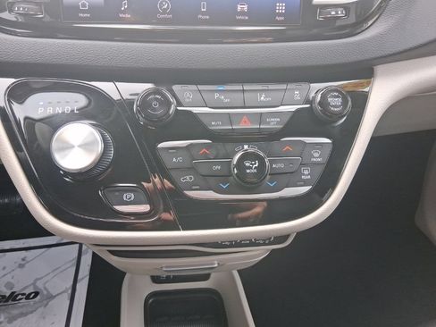Used 2024 Chrysler Pacifica Touring-L FWD image 25