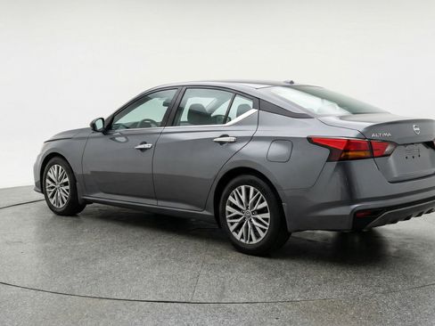 Used 2025 Nissan Altima 2.5 SV FWD image 6