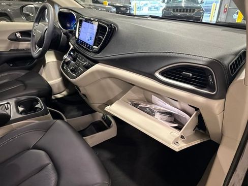 Used 2023 Chrysler Pacifica Touring-L FWD image 29