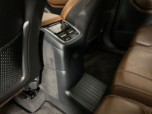 Certified 2024 Volvo XC90 T8 Ultimate AWD/4WD image 17